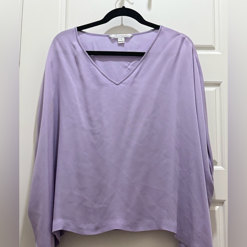 DVF Adria 100% Silk Lilac V-Neck Loose Top. Size Small